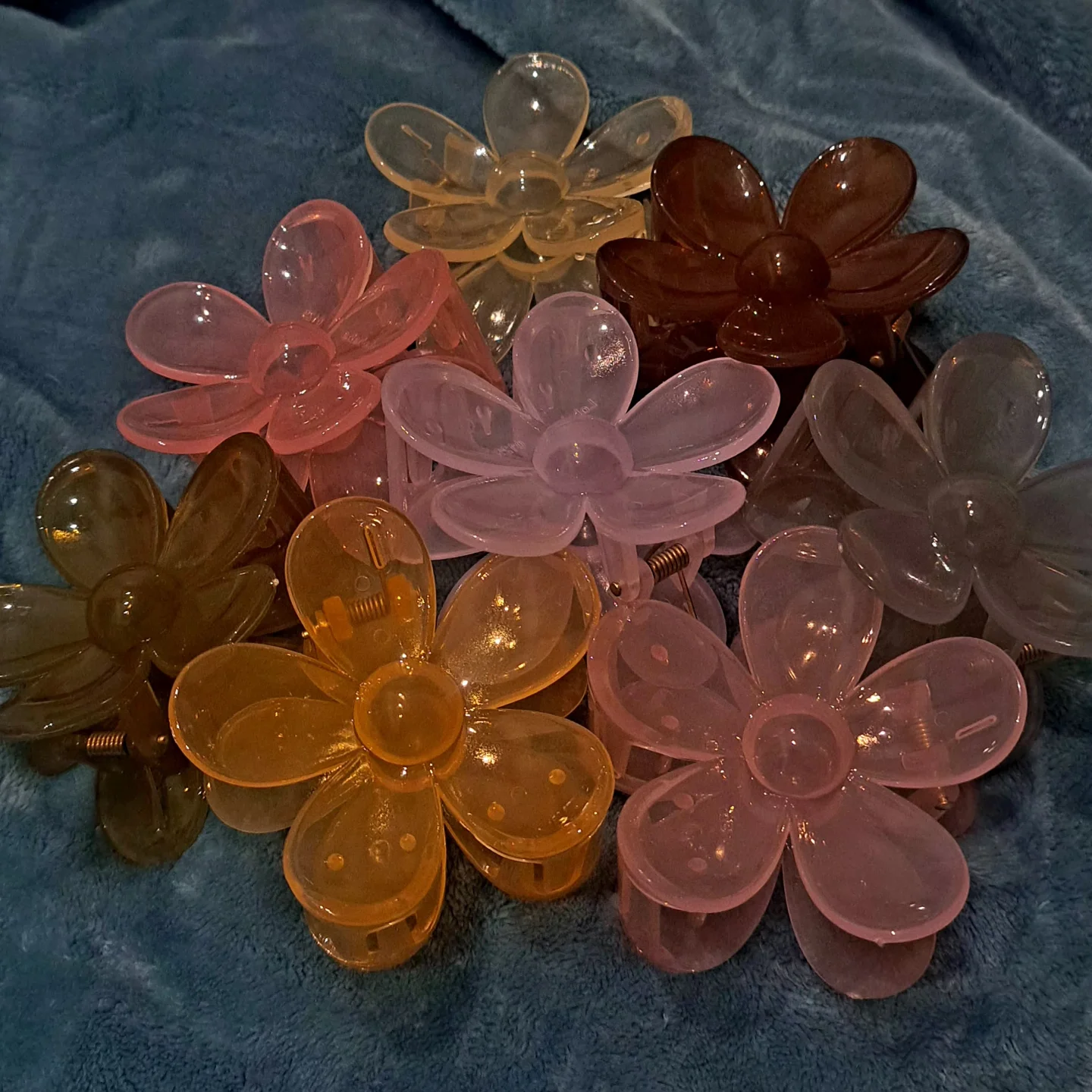 Translucent flower claw clips