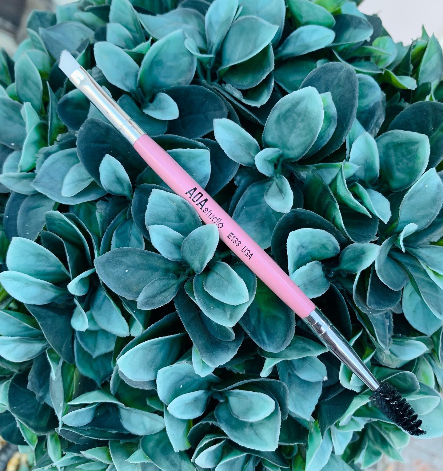 E133 Pink Brow Spoolie Brush