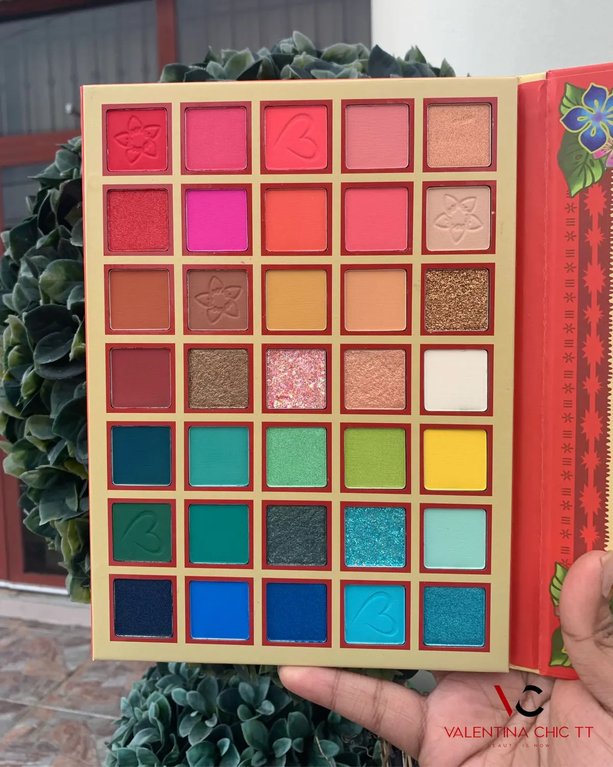 ISLAND GIRL Eyeshadow Palette