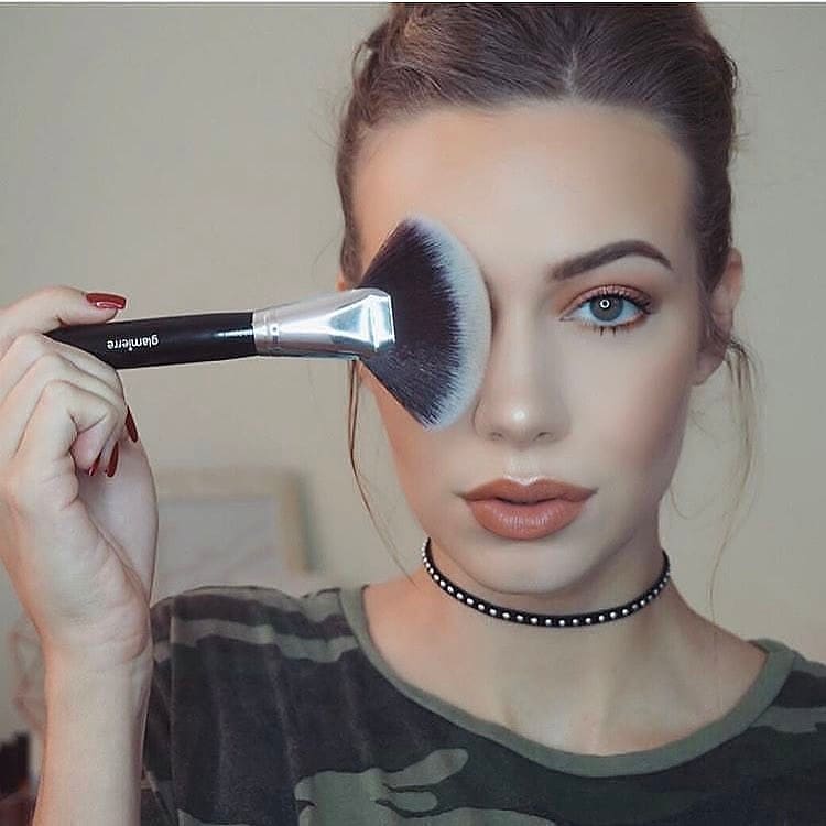 GLAMIERRE Deluxe Kabuki Fan Brush